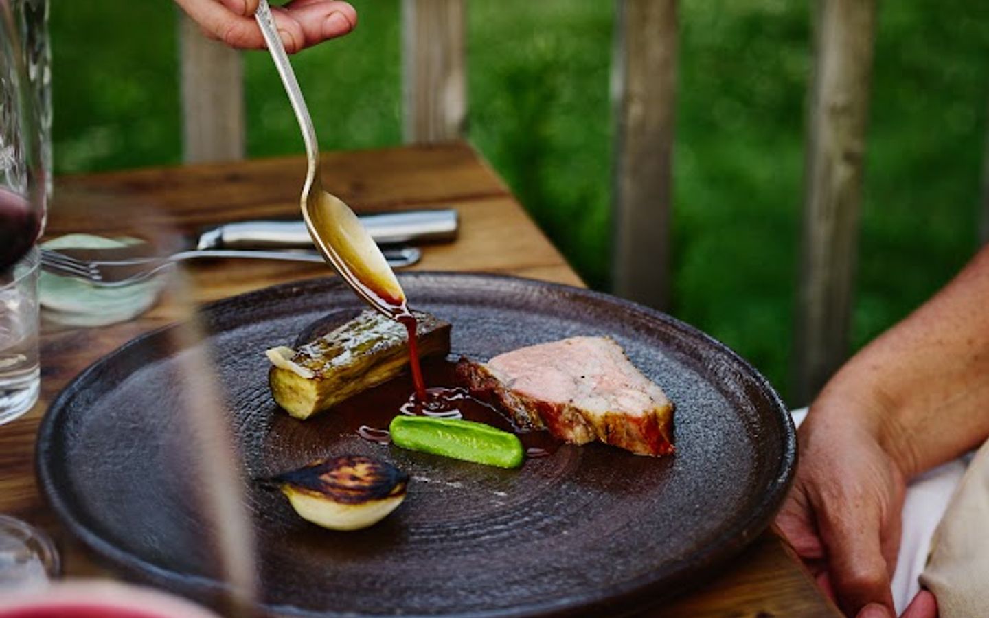 Repas avec de la viande de paturage servi sur la terrasse de l'Espace Old Mill